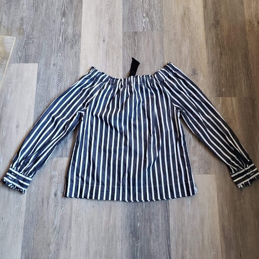 Cute J.Crew off the shoulder top - Picture 2 of 13